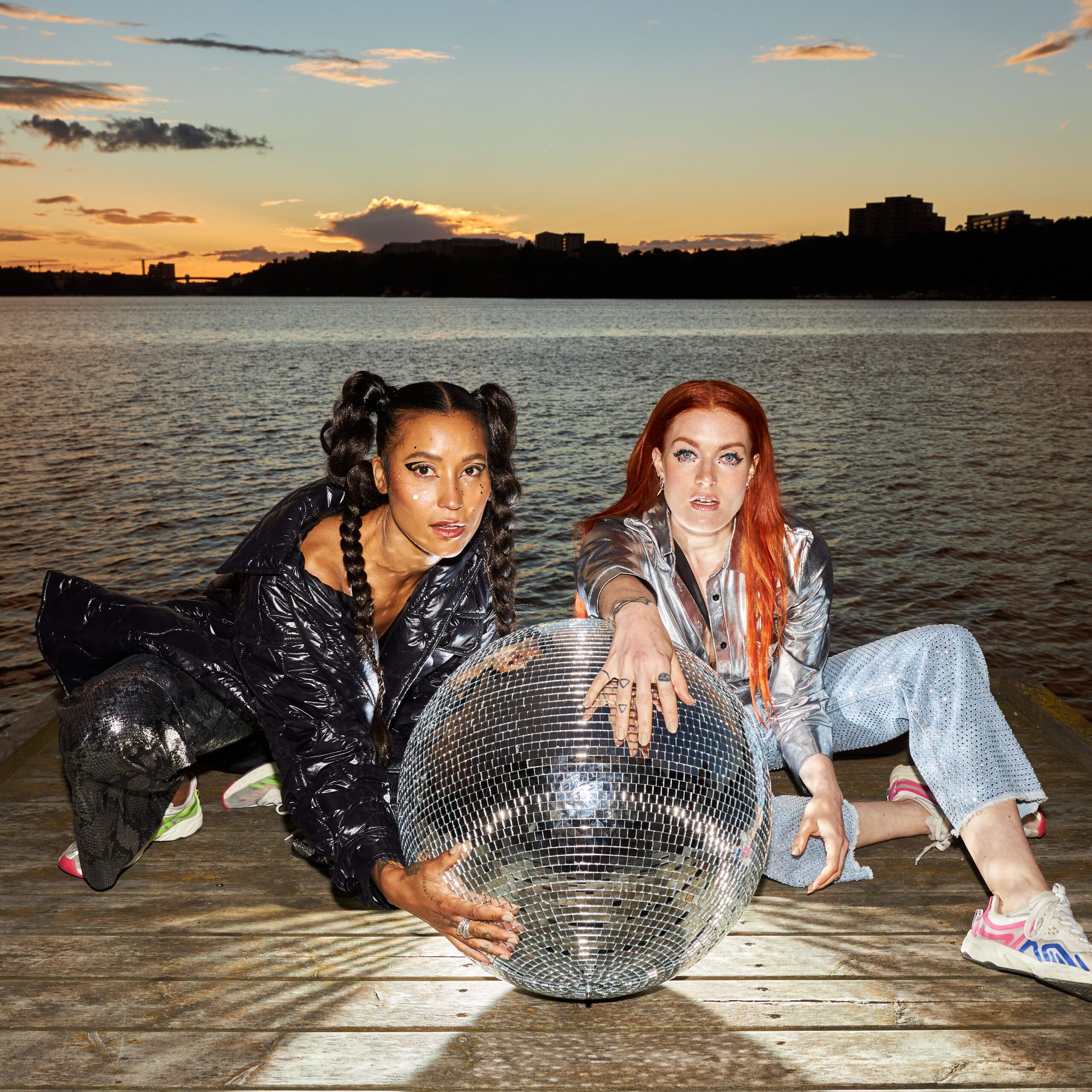 Picket Dempsey tåge Icona Pop - 1883 Magazine