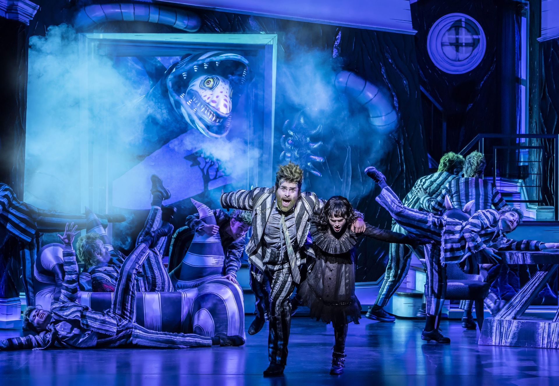 David-Fynn-as-Beetlejuice-and-Hannah-Nordberg-as-Lydia-Deetz-with-Company-©-Johan-Persson-scaled.jpg