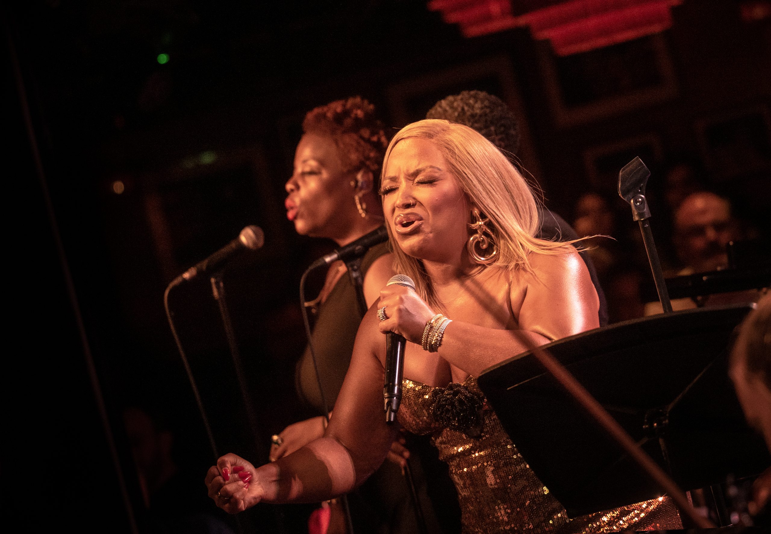 Marisha Wallace performing alongside a backing singer at Ronnie Scott’s